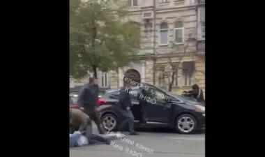 В центре Киева гражданские люди с оружием задержали пассажира авто: видео