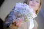 У Польщі посилять систему виплат "800+": кого залишать без допомоги