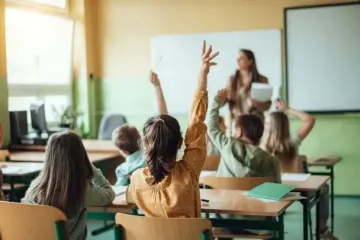 Українців шокували американські школи: жінка розповіла, як там карають за телефони