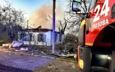 Россияне ударили по Лозовой на Харьковщине: горит дом, пострадали женщины