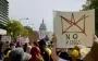 В США массовые протесты против политики Трампа