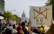 В США массовые протесты против политики Трампа