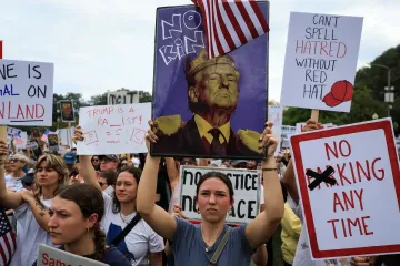 В США проходят массовые акции против политики Трампа: сотни тысяч людей вышли на улицы (видео)