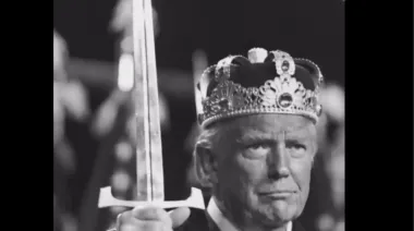 На фоне протестов "No Kings" в США Вэнс опубликовал видео с Трампом в образе короля
