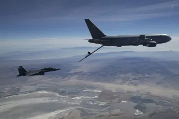 США строят 180 гигантских самолетов-заправщиков: куда летающие крепости полетят через океан
