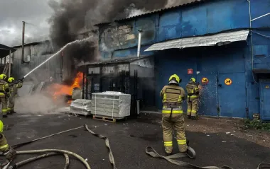 В Киеве произошел масштабный пожар на складах: спасатели показали фото