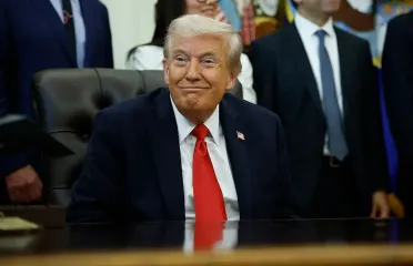 В короне за штурвалом: Трамп запостил ИИ-ролик, в котором "бомбит" грязью участников протестов в США