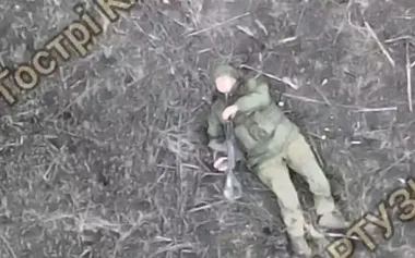 In crosshairs of Ukrainian drone: wounded occupier shoots himself in head on battlefield. VIDEO