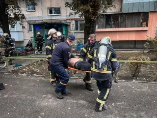 У Деснянському районі Києва сталася пожежа у багатоповерхівці, є постраждалі (фото, відео)