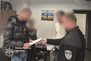 В Киеве полицейские избили мужчину возле Голосеевского РТЦК: появилось видео