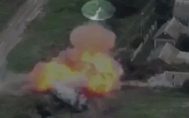 Russian tank driver flies several dozen metres into the air and falls onto roof of building after "Javelin" ATGM hits T-72B3 tank. VIDEO