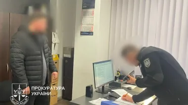 Двох поліцейських, які побили чоловіка біля ТЦК у Києві, відправили під домашній арешт