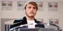Французский депутат незаметно снял дорогие часы, прежде чем рассказать о богачах (видео)