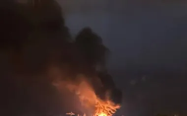В Харькове прогремели взрывы и поднялся пожар: россияне атаковали город авиабомбами