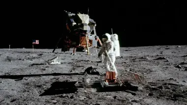 Первая за более чем 50 лет высадка человека на Луну может состояться без корабля Илона Маска