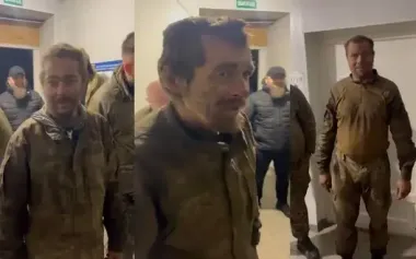 Dirty, exhausted, but happy: three Ukrainian soldiers returned from position they had been holding for 75 days. VIDEO