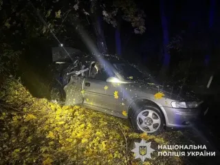 На Київщині 15-річний водій врізався у дерево: загинув 14-річний пасажир, шестеро дітей травмовані (фото)