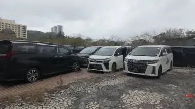 Блогер знайшов покинутий автопарк у закритому готелі: колекція машин вражає (відео)