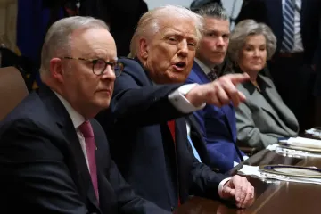 "Ай-яй-яй": Трамп отругал репортера за удар по зеркалу, ролик стал вирусным (видео)