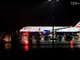 В США экстренно посадили самолет из-за стука в дверь: почему пилоту пришлось извиняться