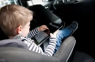Купують телефони з пелюшок: з якого віку українці привчають дітей до гаджетів