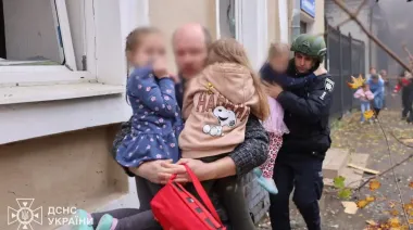 Маленькі долоньки тримаються міцно: як рятували дітей після російського удару по дитсадку в Харкові