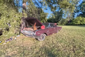 Раритетное американское авто 60-х уехало после 38 лет простоя на улице и пожара (видео)