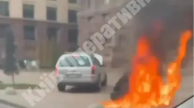 Чоловік підпалив купу шин перед КМДА на Хрещатику