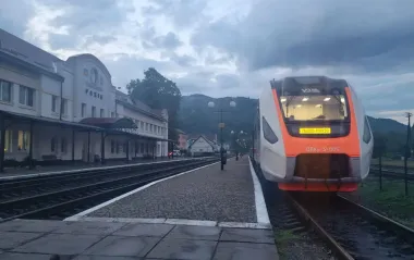 Укрзалізниця попереджає про зміни руху поїздів та затримки через обстріли