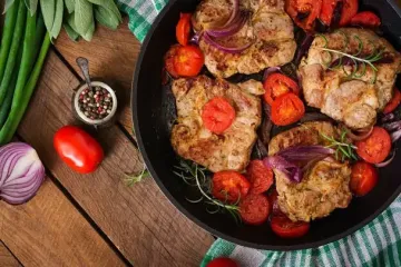 Добавьте этот простой ингредиент к мясу во время жарки на сковородке — и оно будет таять во рту