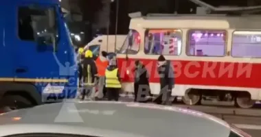 В Дарницькому районі Києва трамвай наїхав на пішохода: що відомо про потерпілого