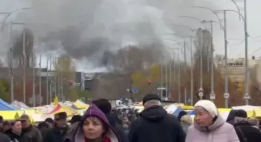 Баллистика баллистикой, а ярмарка — по расписанию: кадры несокрушимого Киева после обстрела