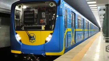 У Києві людина впала на колії метро