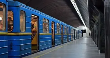 В Киеве пассажир упал на пути метро