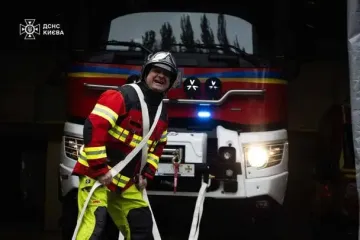 Проводжали на пенсію, обливаючи водою з пожежних шлангів: фото