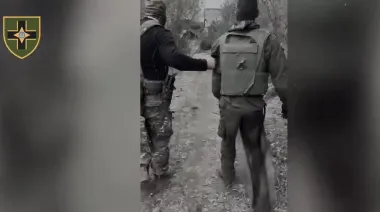 Ukrainian artillerymen capture Russian soldier who was supposed to lead Russians to Kostiantynivka