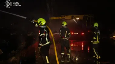У Києві фіксують наслідки ворожої атаки: уламки впали на багатоповерхівки
