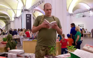 Книги на фронт и в больницы: какие проекты реализуют в Украине для военных и гражданских
