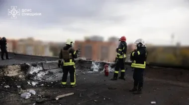 Вражеский БпЛА попал в крышу многоэтажки в Сумах, пострадала женщина