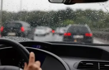Як захистити бокове скло від дощів, запотівання та обмерзання: простий лайфгак від автомобільного експерту