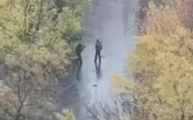 Fighter from AFU’s sabotage and reconnaissance group shoots occupier walking along road at point-blank range. VIDEO