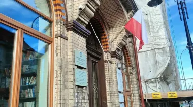 В польском Перемышле уже в пятый раз сорвали флаг Украины со здания консульства