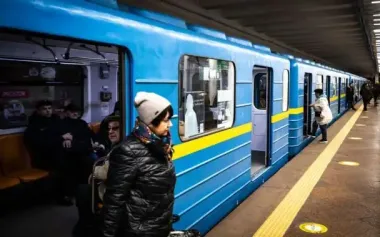 У Києві на станції метро "Оболонь" людина впала на колії