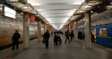 У Києві на станції метро "Оболонь" чоловік впав на колії: обійшлося без трагедії
