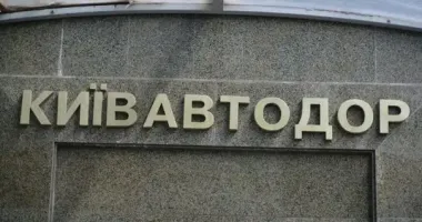 На Дарницькому шляхопроводі встановили велодоріжки з опорами посередині: навіщо вони потрібні