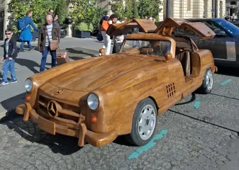 Мастер создал действующую копию культового суперкара Mercedes из дерева (видео)