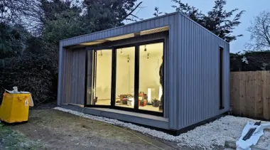 Пара отказалась от строителей и сделала своими руками домик в саду: результат впечатляет