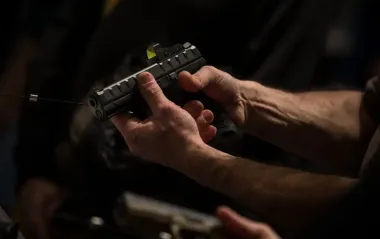 У Києві чоловік відкрив стрілянину на Подолі: поранено двох перехожих