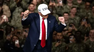 Трамп выступил перед моряками с речью про магниты, воду и катапульты (видео)