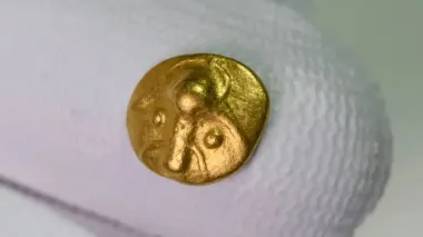 Самая старая монета Саксонии: поисковик нашел золотой четвертьстатер возрастом 2200 лет (фото)